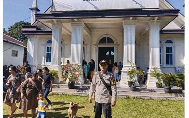 Personel Polsek Padang Jaya Laksanakan Pengamanan Ibadah Mingguan di Gereja 
