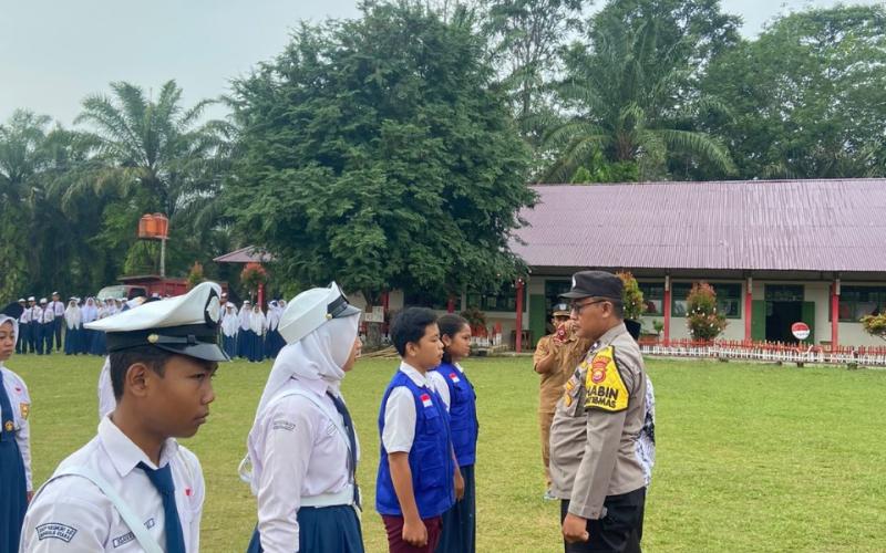 Bhabinkamtibmas Polsek Padang Jaya Lantik Siswa SMPN 02 Jadi Anggota PKS