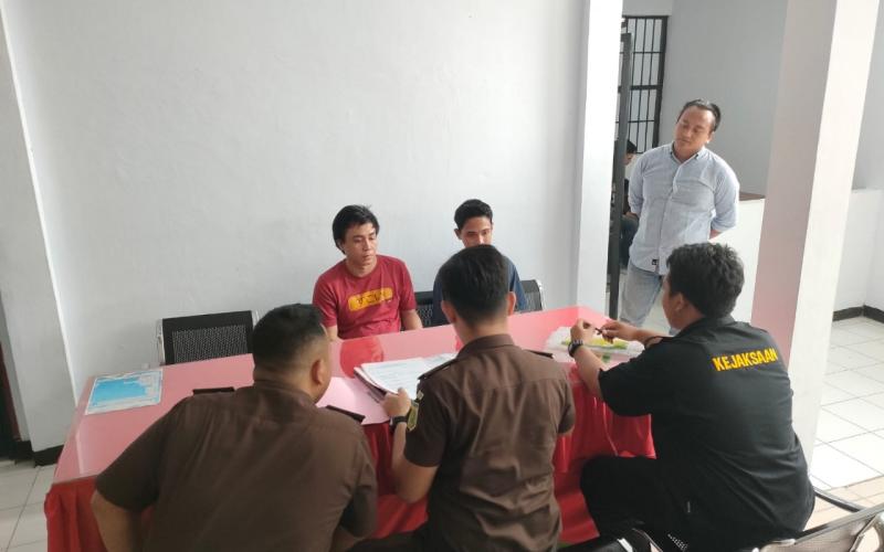 Unit Reskrim Polsek Ketahun Serahkan Tersangka Pencurian dan Barang Bukti Ke Kejaksaan Negeri Bengkulu Utara