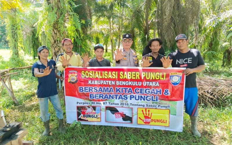 Bhabinkamtibmas Polsek Padang Jaya Sosialisasi Pungli di Desa Marga Jaya