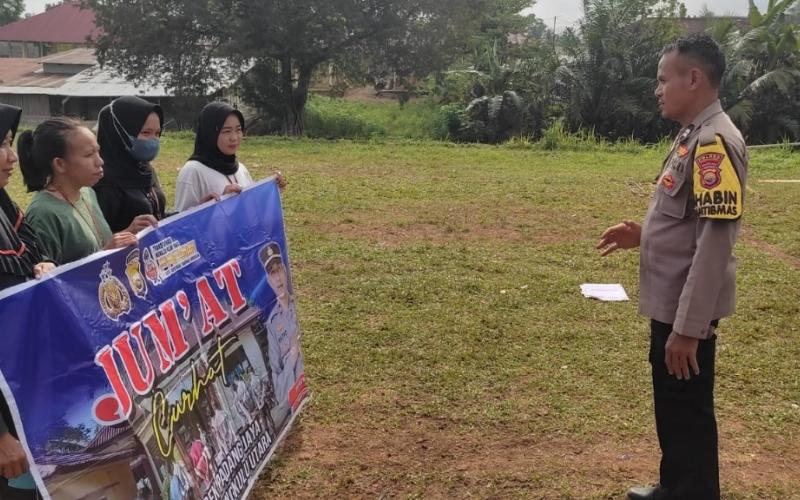 Di Desa Padang Jaya, Bhabinkamtibmas Jumat Curhat Bersama Warga   