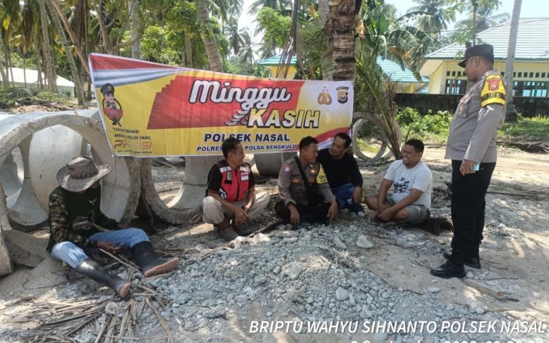 Minggu Kasih, Polsek Nasal Sampaikan Imbauan Kamtibmas dengan Warga Merpas