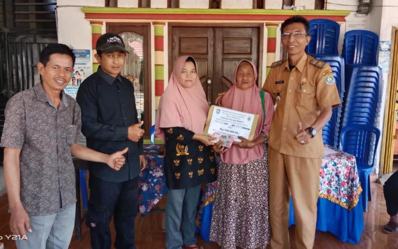 Bhabinkamtibmas Polsek Padang Guci Hulu, Monitoring Pembagian BLT-DD Tahap III di Desa Coko Betung 