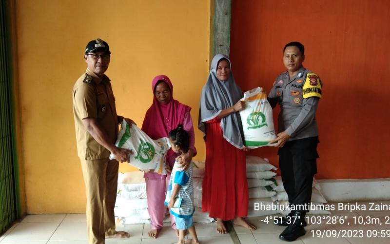 Polsek Maje Monitoring Penyaluran Penggantian Penerima Bnatuan Beras di desa Tanjung Baru