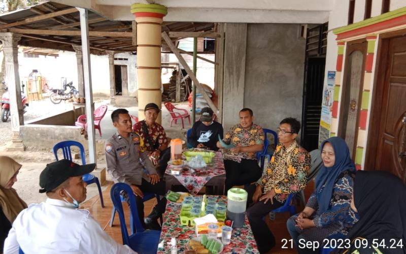 Polsek Padang Guci Hulu Laksankan Monev Pengunaan Dana Desa dan ADD Tahun 2023 du Desa Cokoh Betung