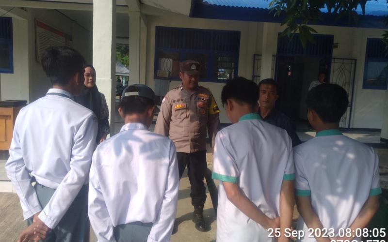 Police Goes To School, Polsek Kaur Selatan Sambangi SMKN 01 Kaur Sampaikan Imbauan Tertib Berlalulintas 