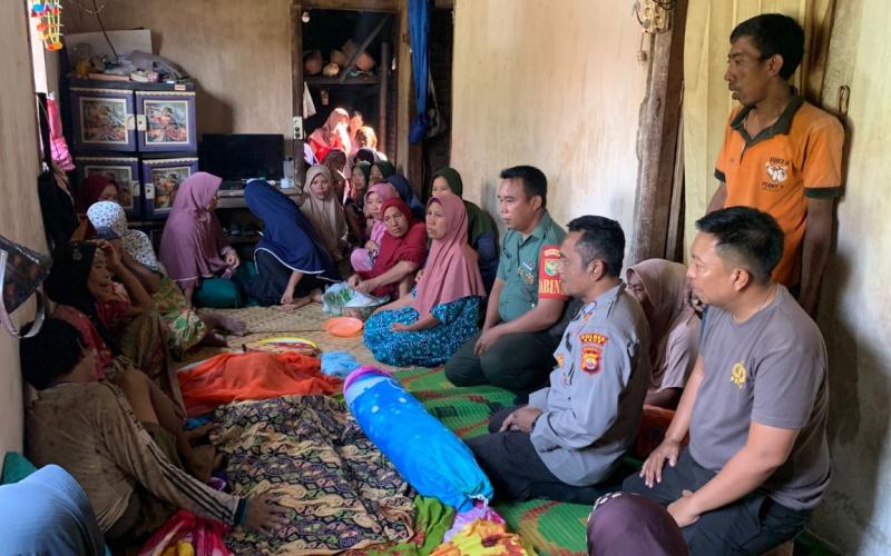 Polsek Kaur Selatan Sambangi Rumah Duka Korban Hanyut di Sungai Muara Tetap 