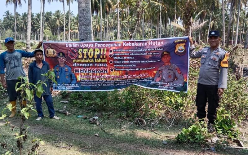 Polsek Kaur Selatan Berikan Sosialisasi Karhutlah di Desa Pahlawan