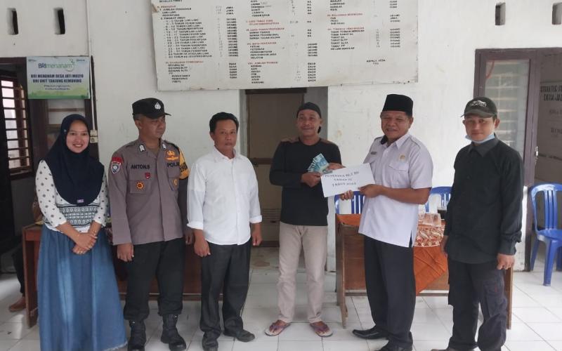 Datangi Penyaluran BLT DD di Desa Jati Mulyo, Bhabinkamtibmas Sampaikan Imbauan Terkait Kamtibmas 