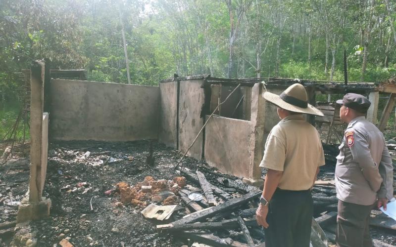 Bersama Warga, Personel Polsek PUT Bantu Padamkan Kebakaran Rumah Di Desa Belumai 2
