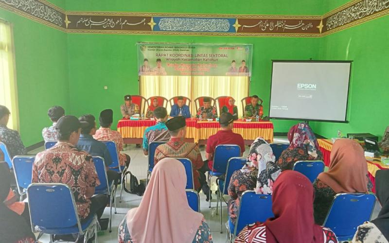 Bhabinkamtibmas Polsek Ketahun Hadiri Rakor Lintas Sektoral Tentang Kesehatan Masyarakat Desa