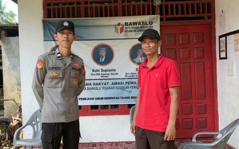 Personel Polsek Padang Guci Hulu Sambangi Sekertariat Panwascam, Sampaikan Imbauan Kamtibmas