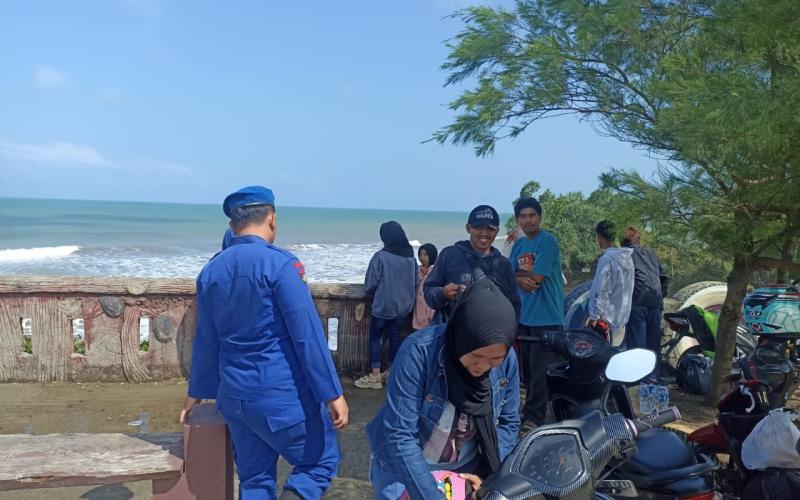 Sambang Dialogis Sat Polairud di Pantai Wisata Pasar Bawah, Mengimbau Wisatawan Untuk Tidak Mandi Ditepi Pantai  