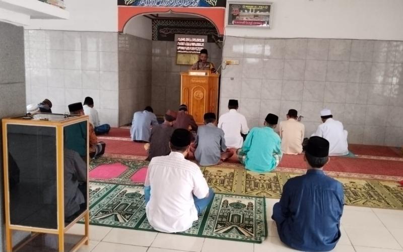 Bhabinkamtibmas Sampaikan Khotbah Jumat di Masjid Al Falah Desa Ulak Lebar 