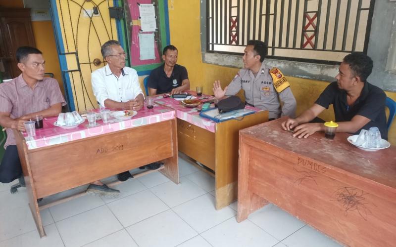 Jumat Curhat, Kanit Binmas Polsek SAM Dengarkan Keluhan dan Tanggapan Terkait Kamtibmas di Desa Jambat Akar 