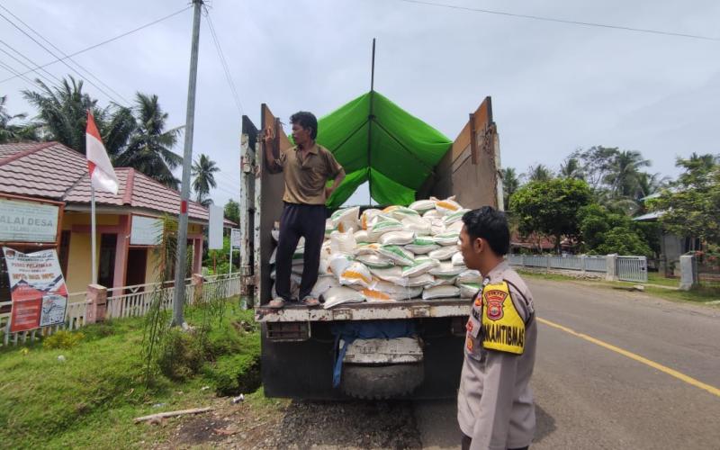 Bhabinkamtibmas Monitor Distribusi Beras Bansos di Kecamatan Air Napal