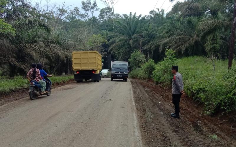 Pastikan Progres Pembangunan Jalan Inpres Berjalan Aman, Kapolsek Turun Ke Lapangan