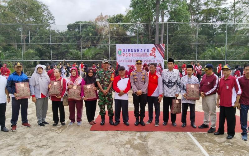 Polsek Ketahun Hadiri HUT HGN dan HUT PGRI di Lapangan SMAN 5 Bengkulu Utara