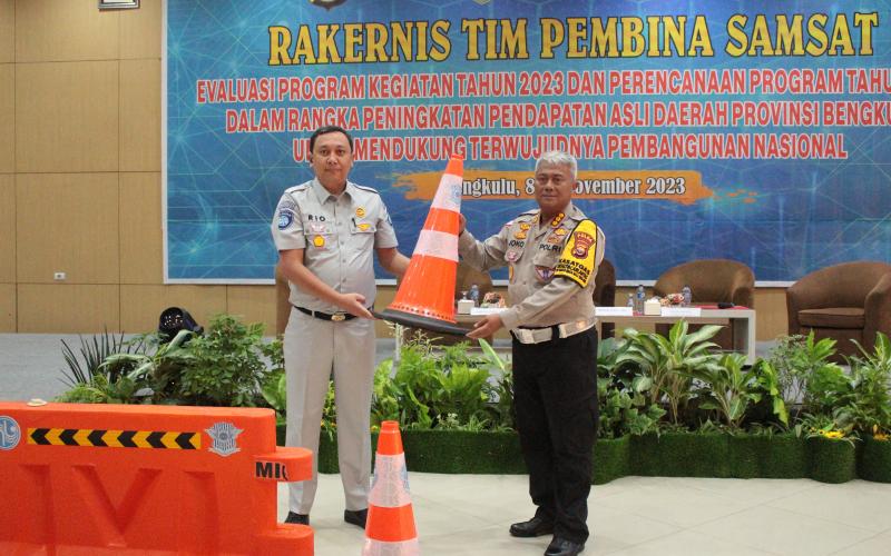 PT Jasa Raharja Cabang Bengkulu  Serahkam Sarana dan Prasarana Pencegahan Laka Lantas Kepada Polda Bengkulu