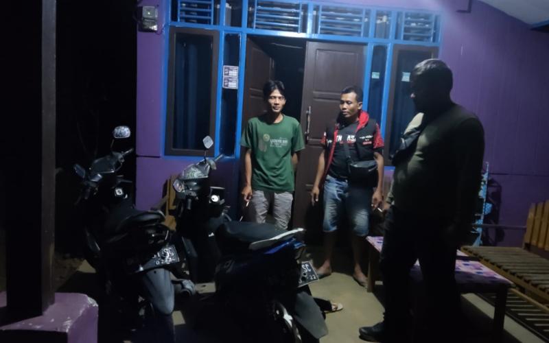 Polsek Padang Jaya Patroli Malam Ingatkan Warga yang Parkir Motor di Luar Rumah
