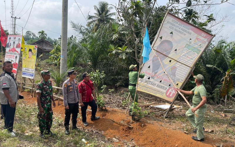 Kapolsek Ketahun Lakukan Pengamanan Penertiban APK Pemilu Tahun 2024 Oleh Panwascam