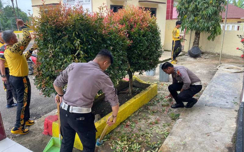 Jaga Kebersihan Mako, Kapolsek Ketahun dan Personel Polsek Ketahun Laksanakan Kurvei Bersama