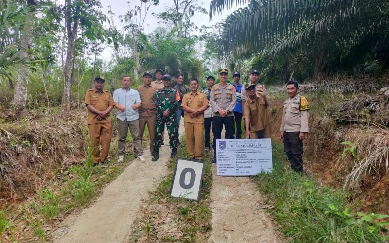 Awasi Anggaran Dana Desa, Kapolsek Ketahun Bersama Bhabinkamtibmas Hadiri Pra Pelaksanaan Titik Nol