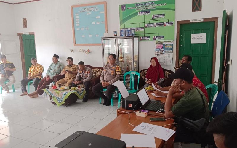 Bhabinkamtibmas Polsek Padang Jaya Hadiri Sertifikasi Pembangunan Fisik Desa Tanah Tinggi