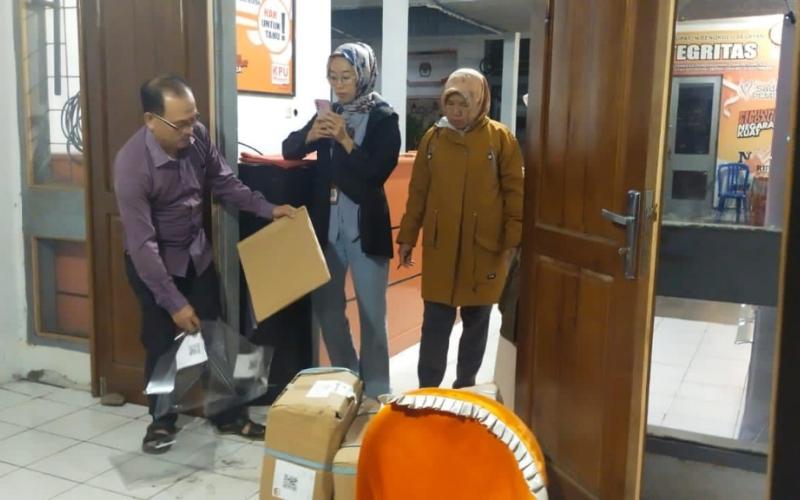 Polres BS, Lakukan Pengamanan Kedatangan Logistik Pemilu 2024 Berupa Segel di Gudang Logistik KPU 