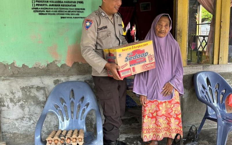 Warga Selasih, Terima Bantuan Sembako Dari Polsek Kaur Selatan  