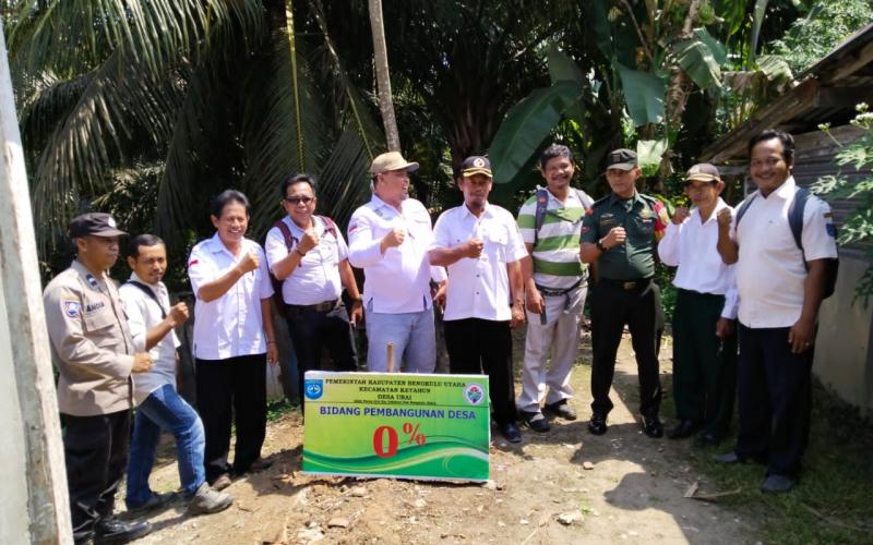 Bhabinkamtibmas Polsek Ketahun Kawal Penentuan Titik Nol Pembangunan Sumur Bor