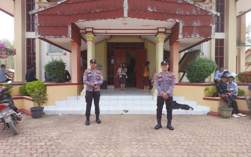 Agar Berlangsungnya Ibadah Dengan Aman, Personil Polsek Ketahun Lakukan Pengamanan Di Gereja