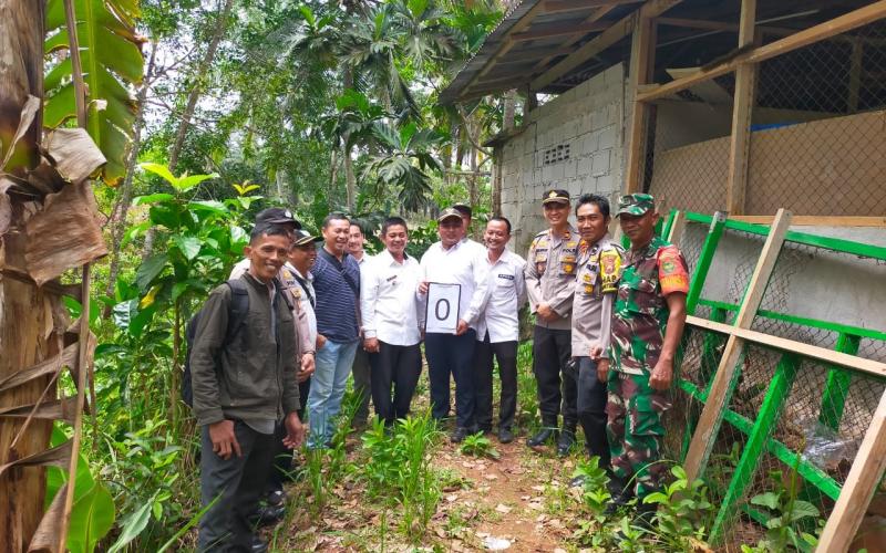 Monitoring Penggunaan DD, Polsek Ketahun Hadiri Acara Penetapan Titik Nol