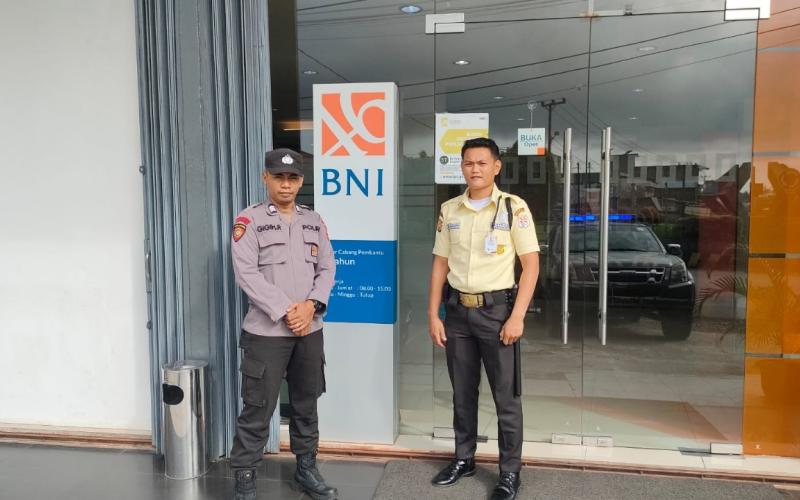 Unit Pam Obvit Satuan Sabhara Polsek Ketahun Melaksanakan Pengamanan di Bank BNI KCP Ketahun