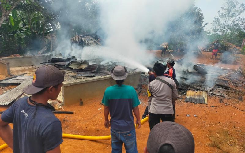 Gerak Cepat, Personel Polsek Ketahun Bantu Padamkan Kebakaran Rumah Warga