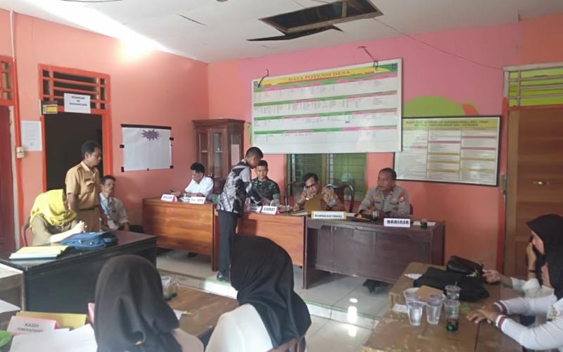 Kapolsek Air Besi dan Bhabinkamtibmas Hadiri Tes Seleksi Perangkat Desa Alun Dua