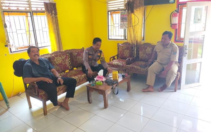 Melalui Cooling System, Bhabinkamtibmas Polsek Ketahun Sambang Kantor Desa 