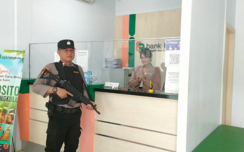 Antisipasi Pelaku 3C Personel Polsek Ketahun Lakukan Pengamanan Melekat di Bank Bengkulu