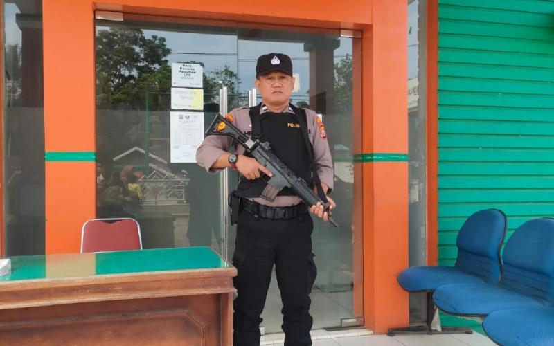 Kanit Samapta Polsek Ketahun Lakukan Pengamanan di Bank BPD 