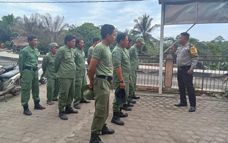 Bhabinkamtibmas Sambang Kamtibmas Bersama Hansip dan Sampaikan Imbauan dan Pesan Kamtibmas