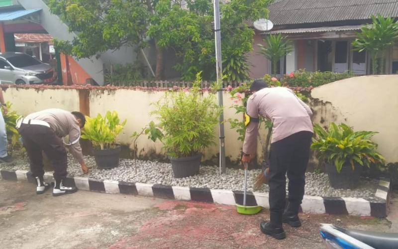 Polsek Kaur Selatan Melakukan Kegiatan Manajemen Kebersihan Lingkungan Polsek