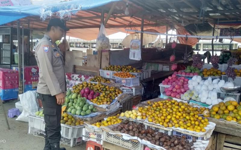 Bhabinkamtibmas Sampaikan Imbauan Kamtibmas di Pasar Tradisional