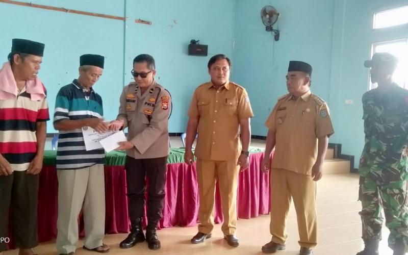 Bhabinkamtibmas Hadiri Pembagian Bantuan Langsung Tunai untuk Masyarakat Desa Giri Kencana
