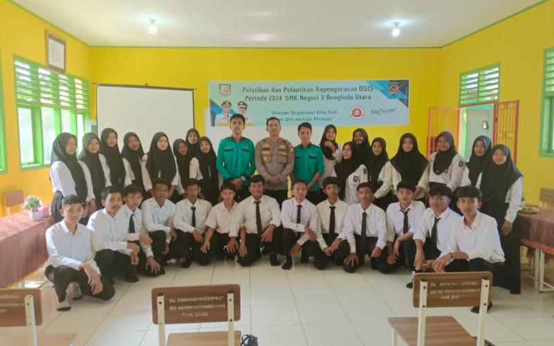 Kapolsek Padang Jaya Berikan Pembekalan Pada Latihan Dasar Kepemimpinan Osis SMKN 03 Bengkulu Utara
