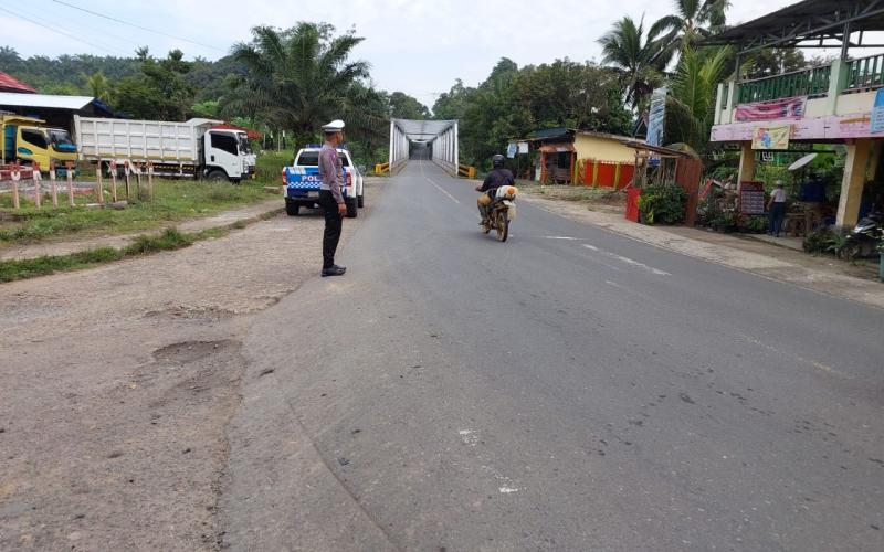 Gatur Pagi, Polisi Berikan Kelancaran Dijalan Raya