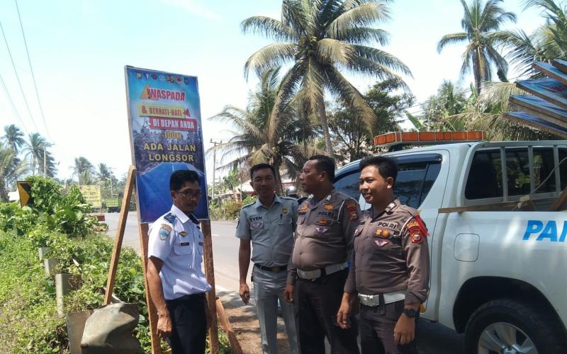 Jasa Raharja Bengkulu dan FKLL Pasang Banner Peringatan di Titik Jalan Longsor Menjelang Mudik Nataru 2024 