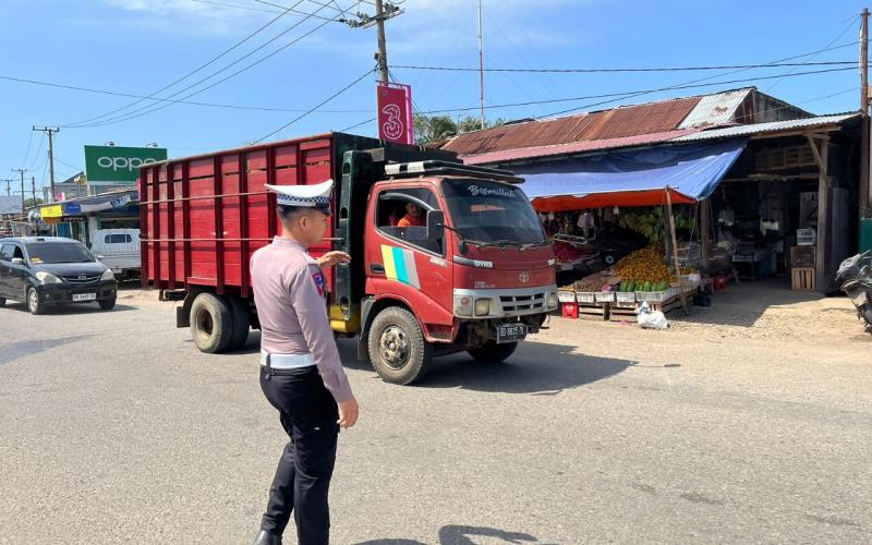 Unit Lantas Polsek Ketahun Lakukan Pelayanan Gatur Lalin Pagi, Antisipasi Kemacetan