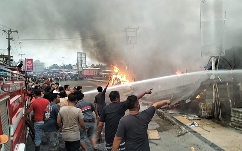 Pasar Terbakar, Polsek Ketahun Terjunkan Personel Padamkan Api