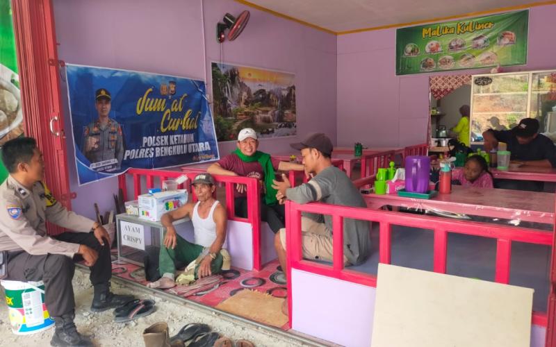 Melalui Jumat Curhat, Bhabinkamtibmas Dengarkan Keluhan Masyarakat di Warung Maika