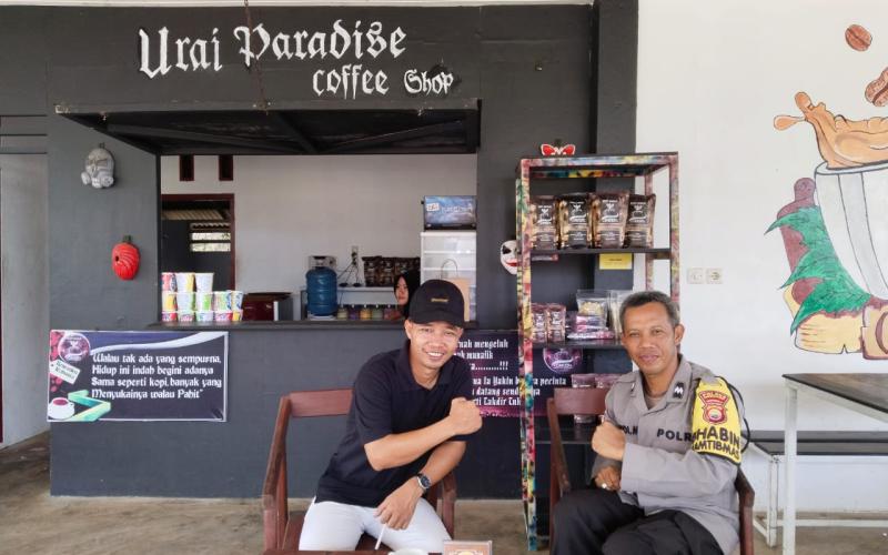 Bhabinkamtibmas Melakukan Patroli Sambang di Kawasan Wisata Pantai Urai Paradise